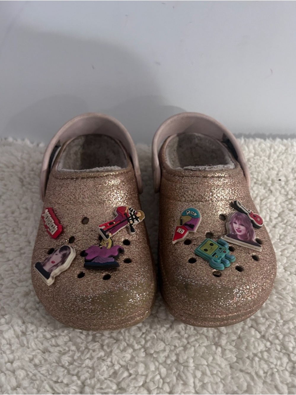 Crocs Classic Kid Sz 1 Gold Glitter Comfort Clogs Pink Fuzzy Lining Jibbitz Cozy